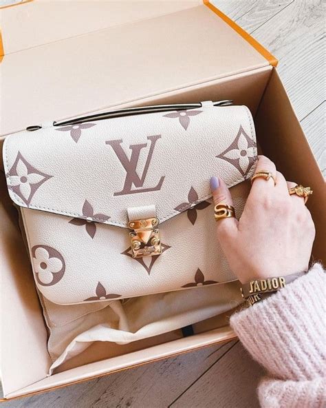 LOUIS VUITTON AND CHANEL ADDICTED. BUY, SELL AND CHAT